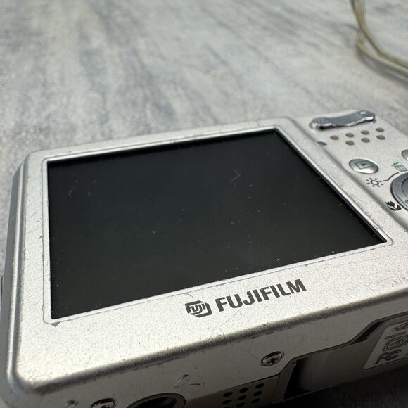 Fujifilm FinePix F30 Compact Digital Camera 6.3MP Tested Works - Picture 8 of 14